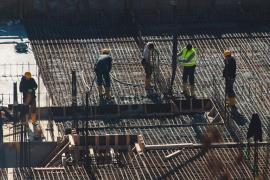 Eine Gruppe von Bauarbeitern führt Arbeiten auf einer Baustelle durch.