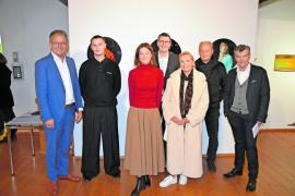 Gratulierten den Preisträgern Gerlinde Miesenböck (Kunstpreis, 3. v.l.) und Florian Schwarz (Förderpreis, 2. v.l.) im Rahmen der Vernissage: Landrat Thomas Karmasin (l.), Detlef Schwarz (Sparkasse Fürstenfeldbruck, Mitte), Ina von Jan (Jury, 3. v.r.), Dr. Michael Meuer (Jury, 2. v.r.) und Franz Schneider (Jury, r.)