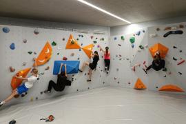 Schüler des Gymnasiums Puchheim üben erste Routen an der neuen Boulderwand.