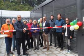 Offizielle Inbetriebnahme der neuen Fahrrad-Sammelschließanlage am Brucker Bahnhof durch OB Christian Götz (3.v.l.), zusammen mit Stadträten sowie Vertretern der städtischen Verwaltung, des adfc und des Planungsbüros.