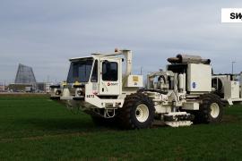Die Vibrotruck-Fahrzeuge fahren entlang von Straßen und Wegen durch das Untersuchungsgebiet und erzeugen alle 25 Meter an den Messpunkten Vibrationen.