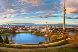 Blick auf München mit dem Olympiapark und Olympiaturm im Vordergrund