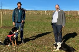 Thomas Sterr (links mit Vierbeiner Finn) beim Fachsimpeln mit Stammtischbruder Roland Schrafstetter, der mit Juno unterwegs war.
