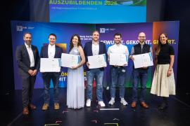 IHK-Abteilungsleiter Florian Kaiser (l.) und IHK-Vizepräsidentin Kathrin Wickenhäuser-Egger (r.) mit Magdalena Braumiller (3. v.l.), Linus Eckl (3 v.r.) sowie deren Ausbildern und Lehrkräften.