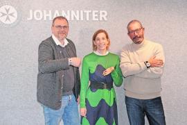„Die Not der Zeit heißt Einsamkeit. Der Hausnotruf kann Menschen helfen, wieder am sozialen Leben teilzunehmen“: Axel Schmidt, Elisabeth Kühn und Dr. Markus Ambrosy (v. l.) testeten die verschiedenen Johanniter-Hausnotrufsender ausgiebig.