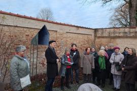 Ein Zeichen gegen Gewalt an Frauen und Mädchen setzten bei zahlreicher Teilnehmerschaft v.l.n.r.: Vorstandsfrau FHF FFB Annemarie Fischer, OB Christian Götz, die Vorstandsfrauen Sandra Winter und Barbara Fischer, Stadträtin Irene Weinberg, Künstlerin Hilde Seyboth sowie Museumsleiterin Dr. Caroline Sternberg (r. außen). 