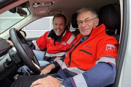 Dr. Klaus Krieger wird nach 37 Jahren im Notarztdienst, hier im NEF mit Dr. Daniel Wachter (Sprecher der Notarztgruppe), verabschiedet.