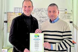 Gemeinsam präsentieren OB Christian Götz (li.) und Hauptamtsleiter Roland Klehr die Urkunde mit der Bestätigung der Auszeichnung „Fairtrade-Stadt“.