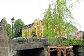 Es scheint fast so, als hätte Johannes von Nepomuk, der Brückenheilige (links), seinen Segen über die 1909 erbaute und unter Denkmalschutz stehende Amperbrücke gehalten, denn sie wird jetzt nicht abgerissen, sondern saniert. 