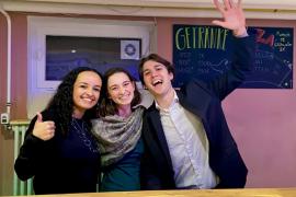 Luca Zöller und Jasmina Reimann an der neuen Bar (v.r.).