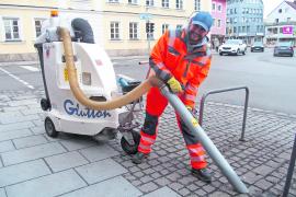 Einer der beiden neuen, für den Straßenunterhalt zuständigen Mitarbeiter des städtischen Bauhofs, Christian Müller, mit seinem „Hilfs-Elefanten Glutton“.