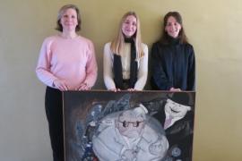 Die Museumsleitung, v.l.n.r.: Dr. Caroline Sternberg mit ihrer Stellvertreterin Edigna Hillebrand sowie Volontärin Sabine Girg, vor dem erworbenen Gemäldes aus dem Zingerl-Nachlass („Der Fachidiot“, 1970). 