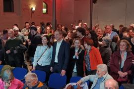 Klarer, erneuter Wahlsieg für OB Christian Götz (BBV) in FFB (Mitte, neben seiner Frau Astrid, links). Der Amtsinhaber sagte, er wünsche sich eine „sachorientierte und zielgerichtete" Teamarbeit mit dem gesamten Stadtrat und der Verwaltung.