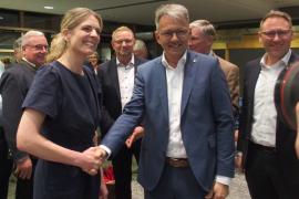 Im Blitzlichtgewitter: Ronja von Wurmb-Seibel gratuliert Thomas Karmasin, dem alten und neuen Landrat, zu seinem Wahlsieg im Foyer der Kreisbehörde. 