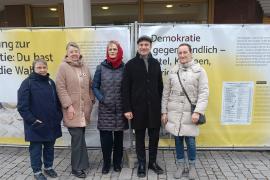 Vor dem Modul „Wahlen“ neben dem Alten Rathaus, v.l.n.r.: Susanne Pütz (Bündnis für Demokratie), Katrin Rizzi und Dorothee von Bary (Bürgerstiftung für den Landkreis Fürstenfeldbruck), Oberbürgermeister Christian Götz und Elisabeth Lang (AK Gedenken). 