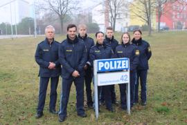 Dienststellenleiter, Hr. Hollaus, (zweiter v. l.), seinen Stellvertreter, Hr. Scheid (l.) und fünf der neuen Beamtinnen und Beamten.