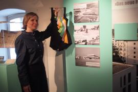 Museumsleiterin zeigt Badeanzug, Ausstellung 5 Orte in FFB, Museum