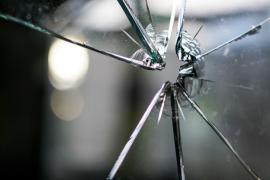 Zersprungene Glasscheibe mit sternförmigem Riss