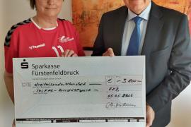 Scheckübergabe Lions Club FFB an TuS-Rollstuhlabteilung FFB
