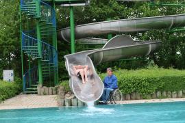 Freibaderöffnung, Bürgermeister testet Wasserrutsche