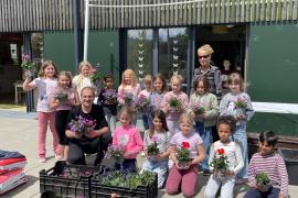Oberbürgermeister Christian Götz während der Pflanzaktion mit den Kindern des Horts an der Cerveteristraße.