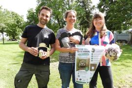 Florian Hammers (Tierpiraten) und Sonja Gaja (Bund Naturschutz Kreisgruppe Starnberg) und Christine Hammel (Gemeinde Gilching).
