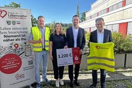 Von links: Dr. Daniel Wacher, Alexandra Zimmermann, Pressesprecher der Sparkasse Fürstenfeldbruck, Landrat Thomas Karmasin.