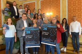 Initiatoren Brucker Kulturnacht mit Plakaten, Altes Rathaus FFB