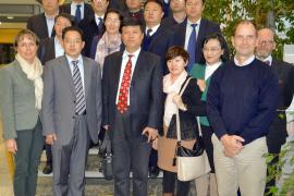 Die stellvertretende Landrätin Martina Drechsler, Dr. Thomas König und Edgar Horn mit den Gästen aus Shandong.