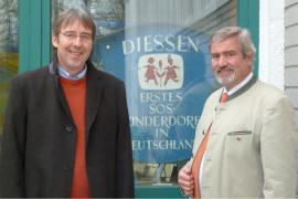 CEWE Geschäftsführer Stephan Johannes Reinhold mit SOS-Kinderdorf-Bereichsleiter Christoph Rublack.
