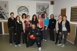Zehn Frauen und Mädchen nahmen am Frauen-Selbstverteidigungskurs der Abteilung Ju-Jutsu/Karate des SC Unterpfaffenhofen-Germering teil. 