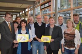 Bei der Übergabe (von links): Landrat Thomas Karmasin, Sabine Burgmair, Andrea Kistler (beide Personalrat), Elisabeth Baumgartner ( Diakonie ), Franz Göttler (Personalrat), Hans Langwieder (stellv. Vorsitzender des Personalrates), Stefan Zöllner (Personalrat), Thilo Wimmer (Caritas), Herbert Blum, Conny Altmann, Norbert Scholz (alle Personalrat).