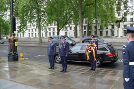 Der deutsche Luftwaffenattaché, Oberst i.G. Andreas Pfeiffer (mi.), und Air Commodore Nick Laird (li.)  legten zeitgleich den Kranz in London nieder.