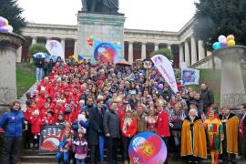 Vor der Statue der Bavaria versammelten sich 200 Mitglieder der oberbayrischen Faschingsvereine, um die Medien auf Fasching wieder aufmerksam zu machen
