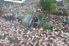 Bislang unbekannte Täter haben den St. Martin Friedhof in Germering verwüstet