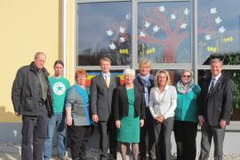 Auf dem Foto von links Pfarrer Martin Bickl, Aiko Petzel (Leiter der Kinderkrippe), Gaby Rappenglitz (Leiterin KiTa), Walter Herz (Referent für Soziales), Gerda Hasselfeldt, Robert Winzinger (Architekt), Gabi Loistl (KiTa-Beauftragte des Pfarrverbandes Eichenau/Alling), Brigitte Naßl (Beauftragte der Kirchenverwaltung für KiTas) und Bürgermeister Frederik Röder.