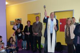 Aiko Petzel (Leiter Kinderkrippe) Gaby Rappenglitz (Gesamtleitung Krippe und Kindergarten Alling), Erster Bürgermeister Frederik Röder, Pfarrer Martin Bickl, Gabi Loistl (Verwaltungsleitung Kindertagesstätten) und Adi Handelshauser (Hausmeister).
