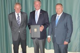 Bürgermeister Frederik Röder (Mitte) vereidigte sie in ihrem neuen Amt: zweiter Bürgermeister Johann Schröder (rechts) und dritter Bürgermeister Ludwig Stecher (links).