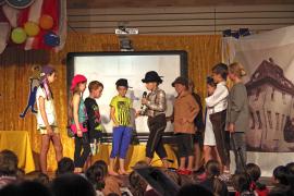 Im selbstgeschriebenen Musical gingen die Schauspieler auf Zeitreise und durchlebten den Wandel der Ährenfeldschule in den letzten 50 Jahren 