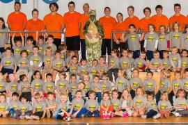 Das Gruppenbild der 85 Kinder, die an der Ballschul-Olympiade des Amperparks teilgenommen haben