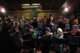 Von Klassik bis Latin:  Zum Ausklang der Blauen Stunde spielte am zweiten Adventssonntag unter der Leitung ihres Dirigenten Werner Maurer der Jugend Musik Verein Fürstenfeldbruck mit seinen beiden Orchestern auf dem Fürstenfeldbrucker Christkindlmarkt. 