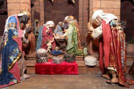 Wer derzeit durch die Kirchenpforte der Klosterkirche Fürstenfeldtritt tritt und sich dann nach links, zum Josefaltar wendet, sieht hinter einem Gusseisengitter eine wundervolle orientalische Kirchenkrippe mit vielen Figuren, eingebettet in eine fantasievolle Landschaft. 