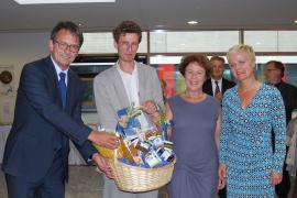 Landrat Thomas Karmasin und Carolin Hufnagl, Leiterin des Jobcenters Fürstenfeldbruck, überreichten dem Ehepaar Steinsberger als Dank für ihr jahrelanges Engagement einen Geschenkkorb.