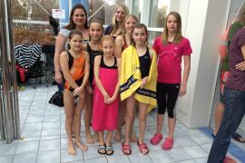 Der Wasserratten-Nachwuchs war in Landshut an den Start gegangen. Hinten links: Trainerinnen Sonja Kahms und Kathi Theus mit den Schwimmern Sarah Omlor, Leonie Schranner, Annika Greese, Laura Bertram, Mathilda und Greta Grote.