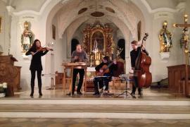 So fetzige Töne hat die Kirche in Maisach selten gehört. Dabei war das aus Funk und Fernsehen bekannte Ensemble „Rudi Zapf und Freunde“ mit den ganz traditionellen Instrumenten Hackbrett, Geige, Gitarre und Kontrabass erschienen, um ein Benefizkonzert zugunsten der Togohilfe zu geben.