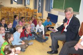 Mit der gerade neu gegründeten Ensemble-Klasse und einem Pippi Langstrumpf-Tanz empfingen die Schüler der Grundschule Moorenweis den Präsidenten des Bayerischen Musikrates und Vorsitzenden der Senioren Union Dr. Thomas Goppel zum bundesweiten Vorlesetag.