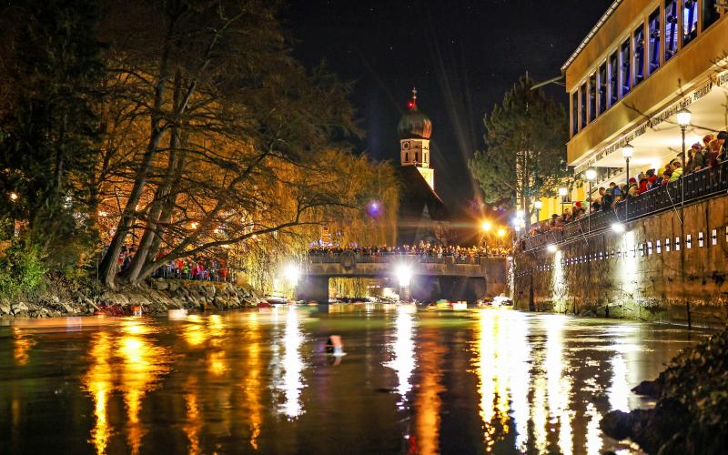 Am Mittwoch, den 13. Dezember, lassen Kinder nach einem Gottesdienst vor der St. Leonhard-Kirche (Beginn 18.00 Uhr), der musikalisch vom Posaunenchor der evangelischen Erlöserkirche begleitet wird, wieder ihre selbstgebastelten Häuschen die Amper hinuntertreiben. 