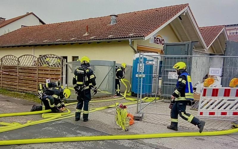 Die Tage sind gezählt, die Abrissbirne steht bereits in den Startlöchern. Im Mai soll das ehemalige „Kaufhaus Herz“, Nachfolger war das Schuhhaus RENO, abgerissen werden. Eigentümer ist Manfred Herz, der trotz intensiver Suche keinen Nachfolger für das in Insolvenz gegangene Schuhhaus gefunden hat. Weshalb das Gebäude an der Sonnenstraße 36/38 nun einem modernen Wohngebäude mit 18 Wohneinheiten weichen wird. 