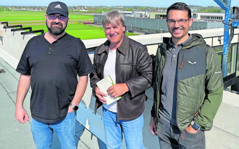 Drei Männer auf dem Dach der neuen ILS