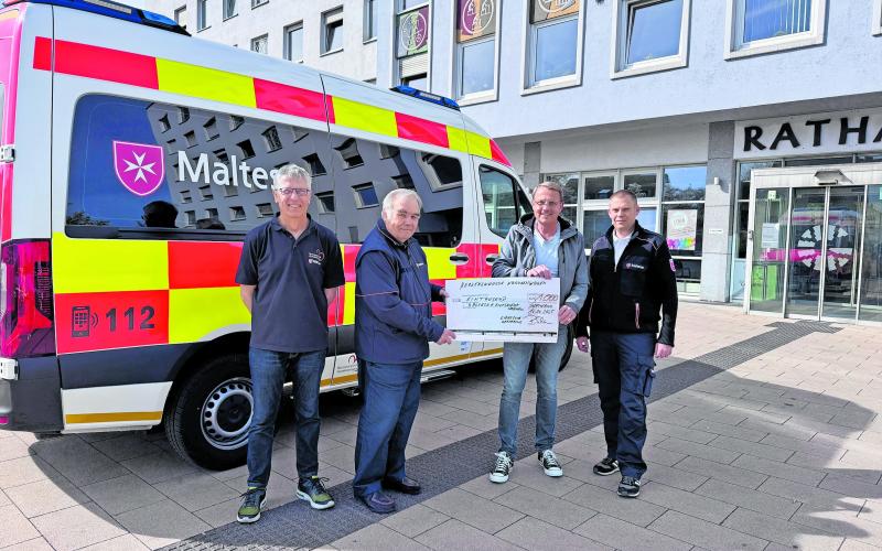 Lions Club Germering spendet für Herzenswunschkrankenwagen 